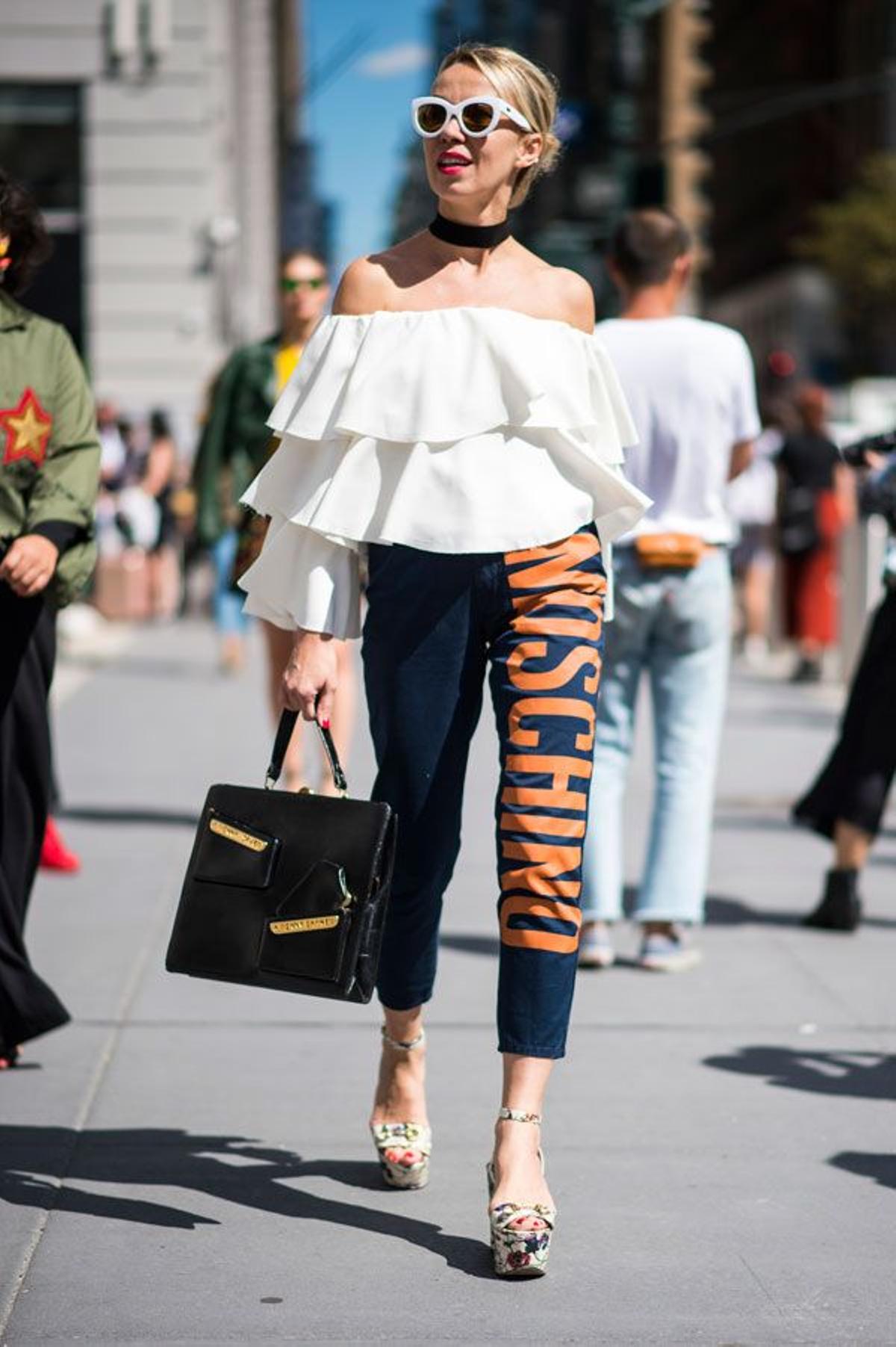 Pantalones con logo y camisa de volantes