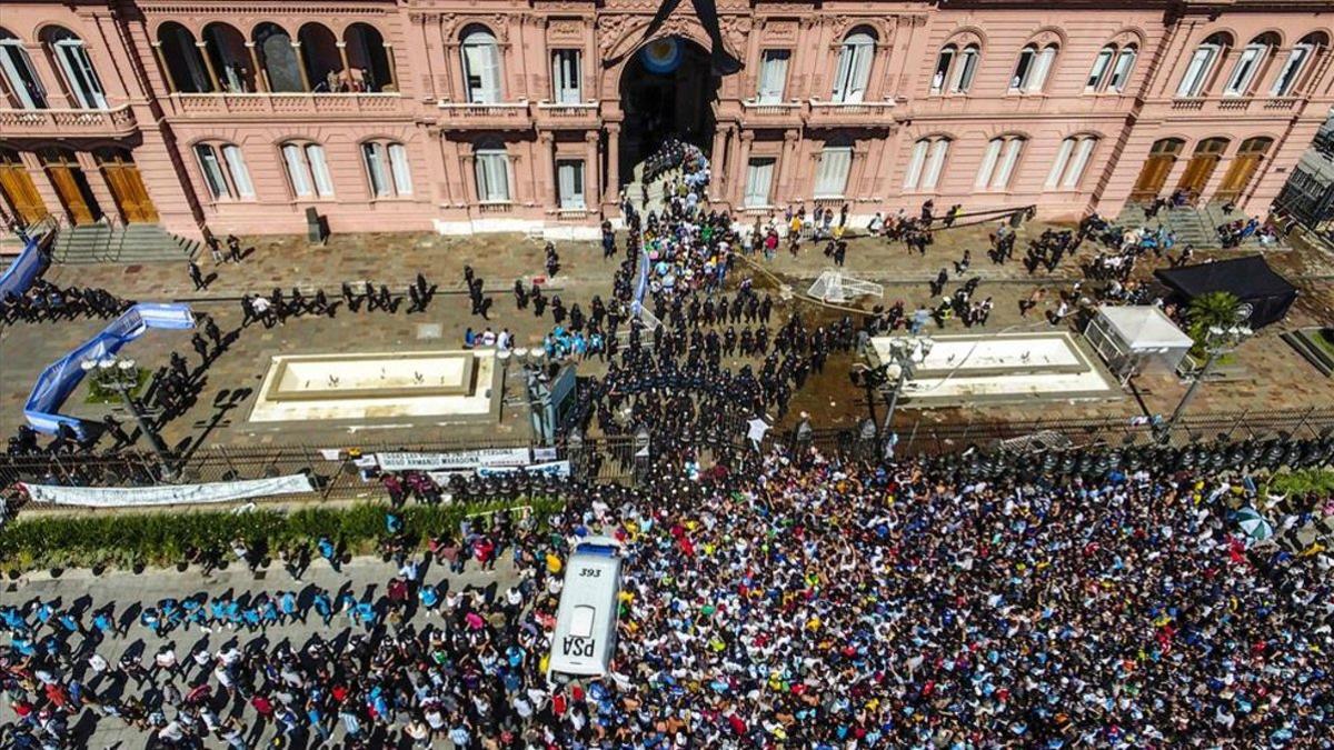 Los aficionados se aplegaron en la Casa Rosada para despedir a Maradona