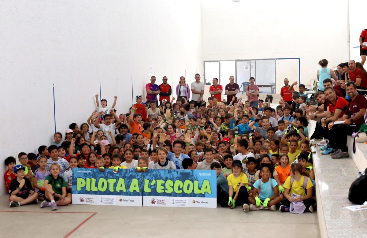 Xiquets i xiquetes amb el professorat i els tècnics al trinquet municipal d'Agost.