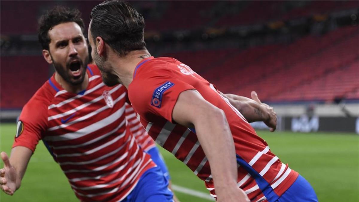 Germán Sánchez y Roberto Soldado celebran un gol en la Europa League.