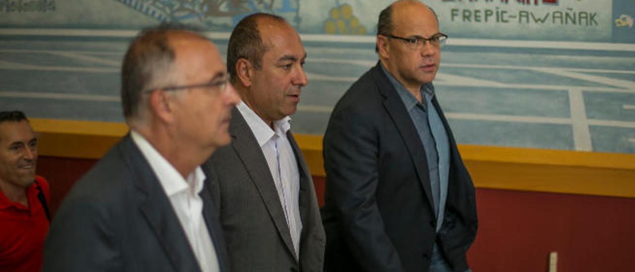 Francisco Hernández Spínola, Julio Cruz y José Miguel Barragán durante las negociaciones del pacto regional.