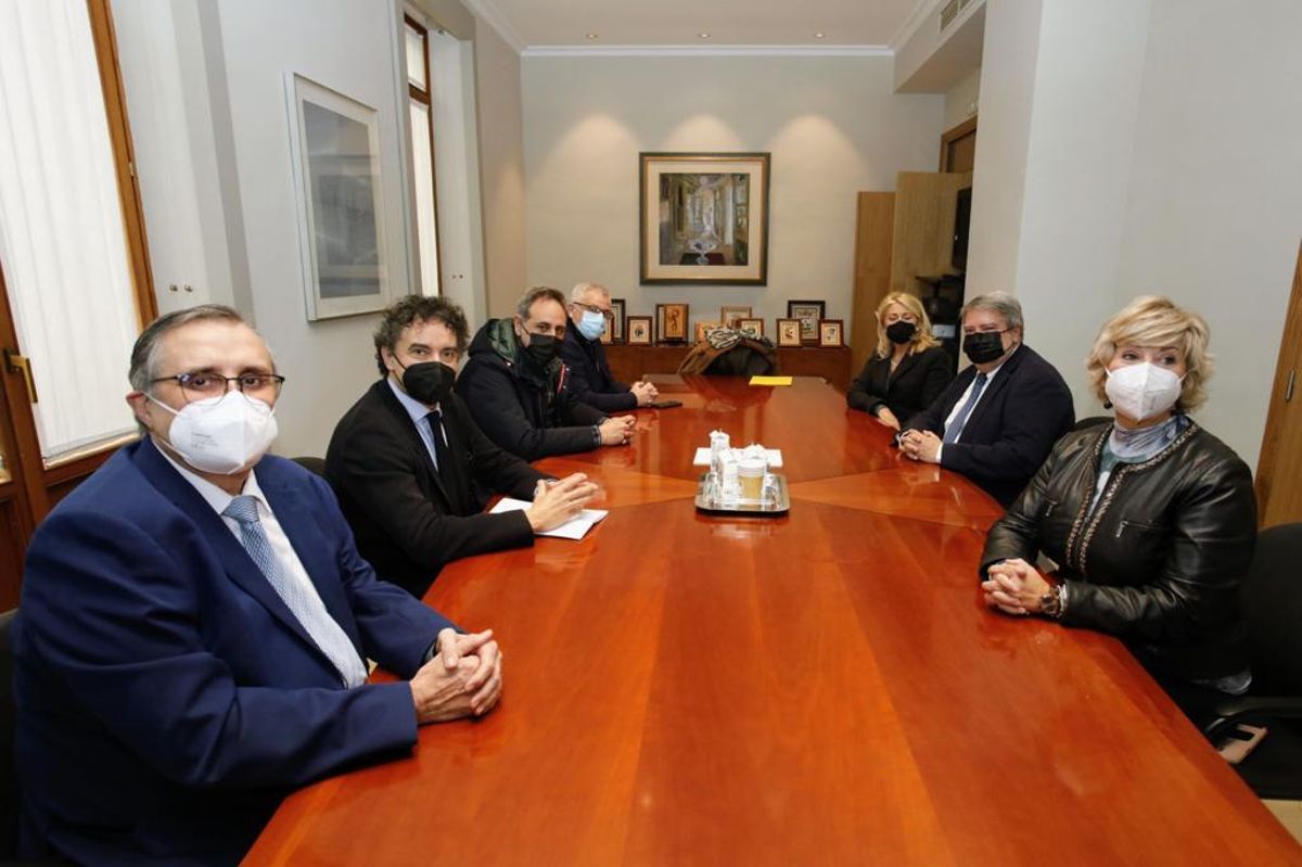 Reunión en la delegación del Consell tras conocerse la distinción para la Semana Santa