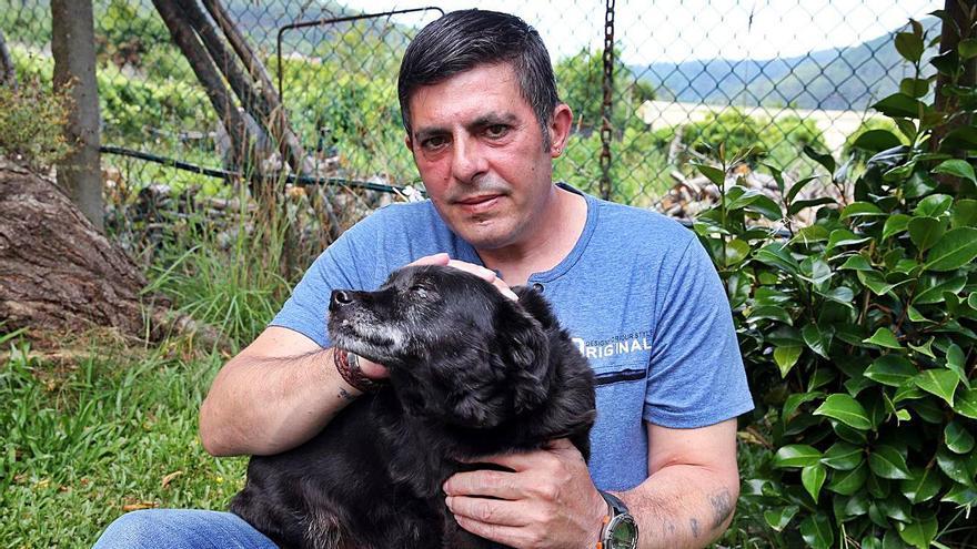 Jorge Casaleiro, en su domicilio de Tomiño, junto a su perra Lua. 