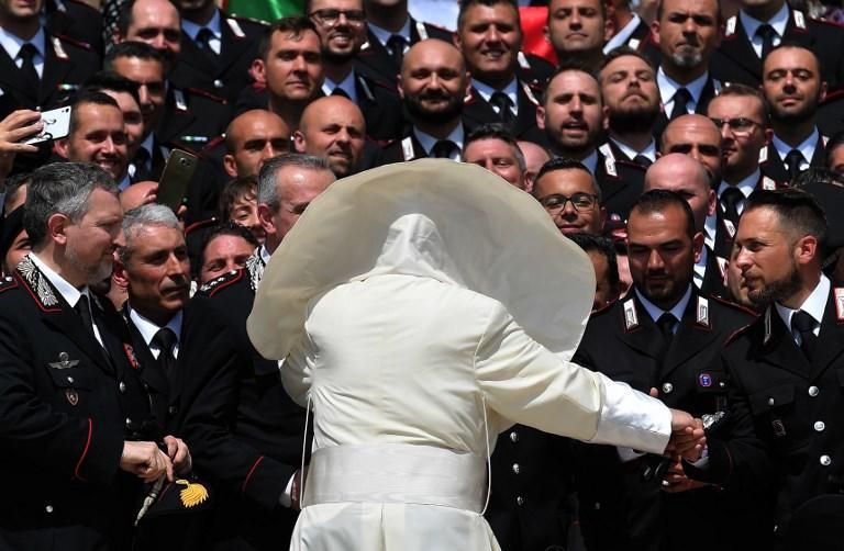 El Papa y los carabineros en la plaza de San Pedro en el Vaticano/ AFP PHOTO / TIZIANA FABI