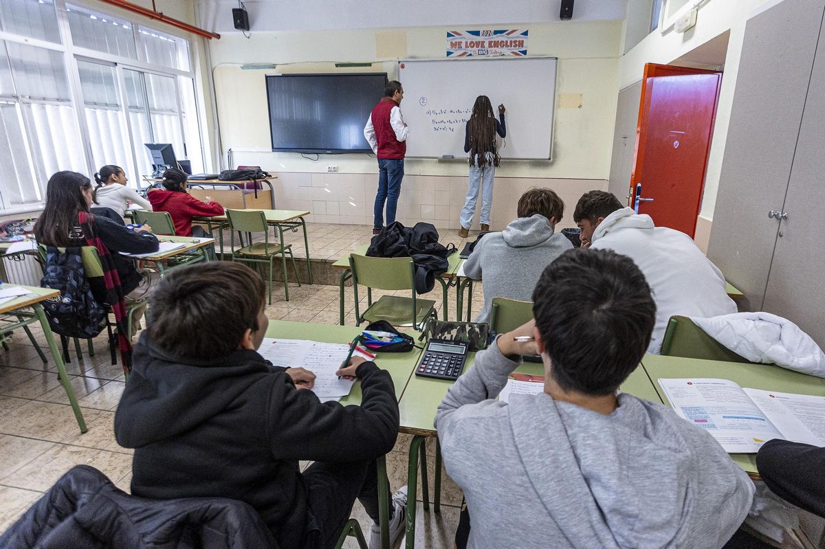 Alumnos y profesor en una clase de Matemáticas