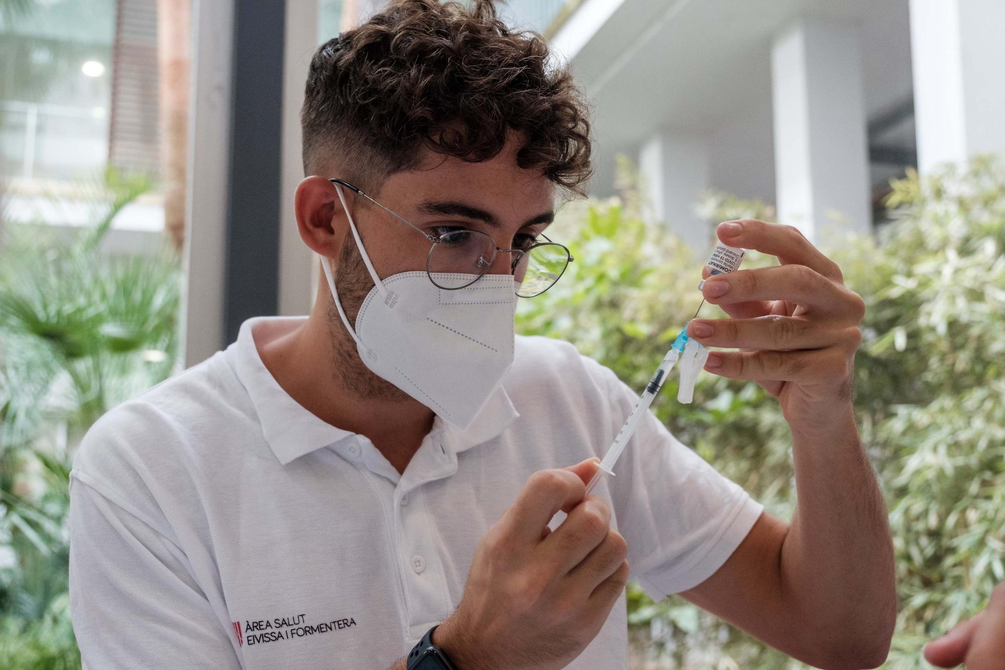 Los usuarios de residencias de Ibiza reciben la tercera dosis de la vacuna contra el covid