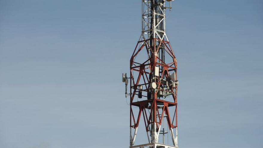 Huerga aborda con los operadores la situación de la mala cobertura de telefonía en Benavente