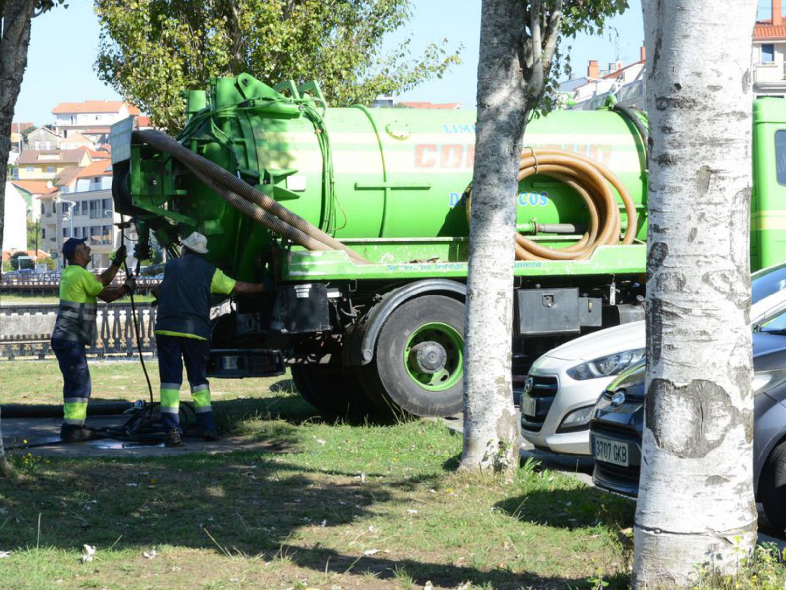 Un camión cisterna trabajando ayer en el bombeo del parque.   