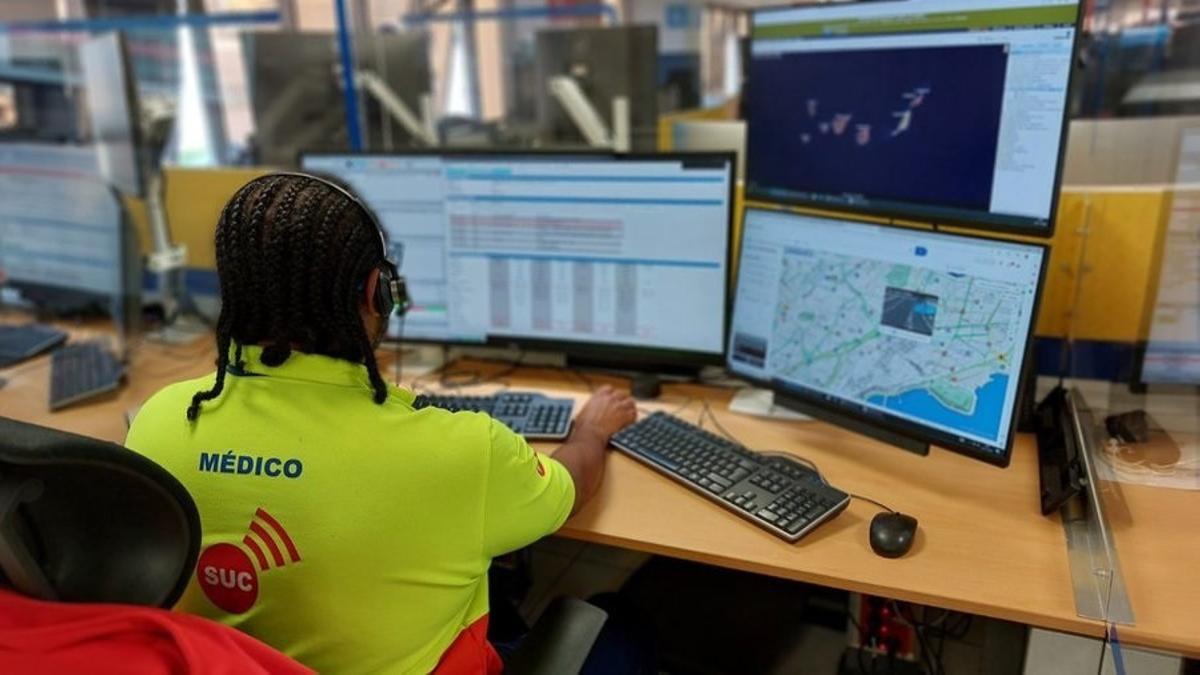 Personal médico en la sala operativa del Centro Coordinador de Emergencias y Seguridad (Cecoes) 1-1-2