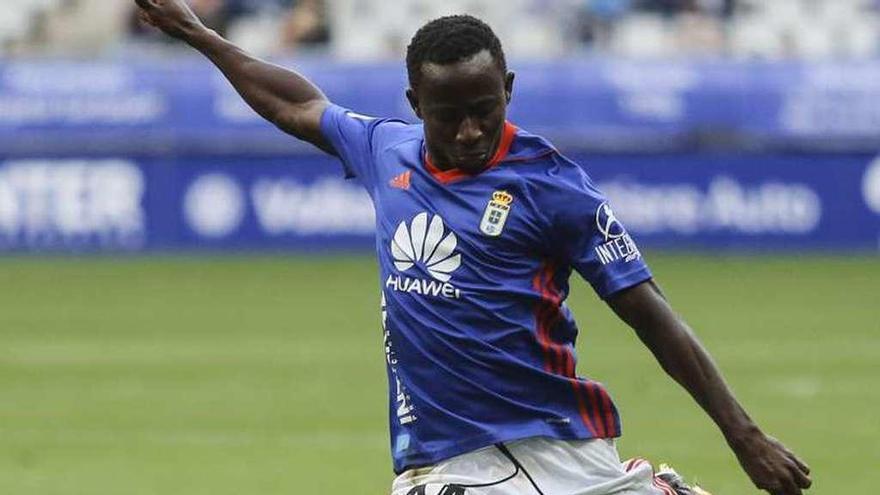 Yeboah dispara a puerta en un partido en el Tartiere.