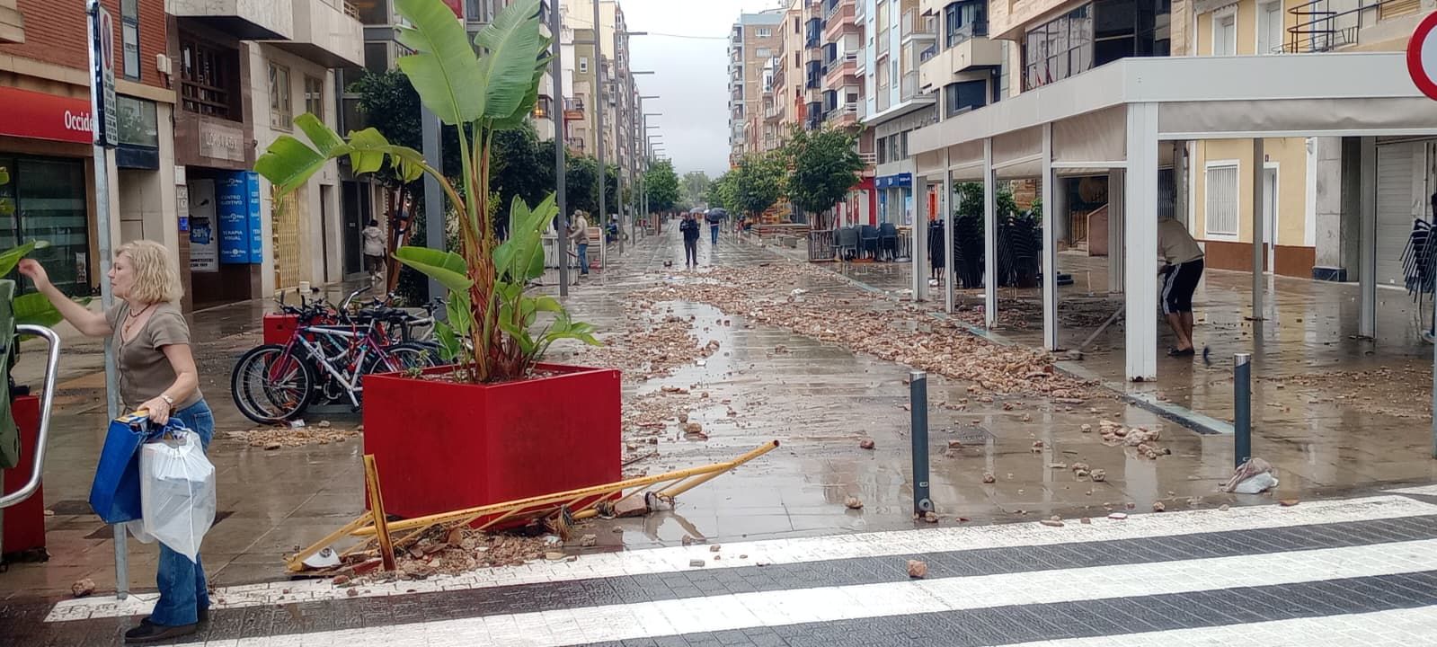 La tromba de agua caída en Cullera deja un sedimento de piedras sobre las calles