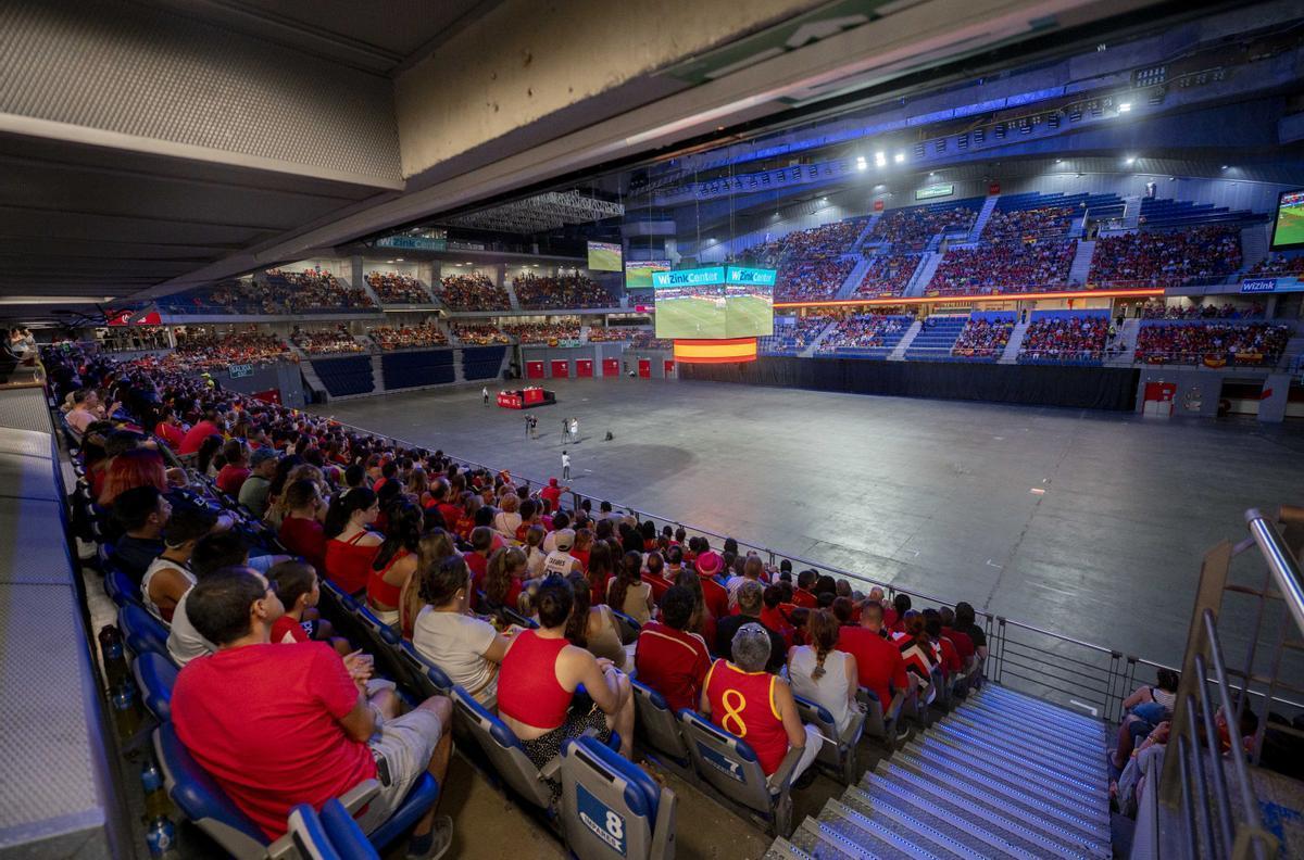 Cientos de aficionados en las gradas del Wizink Center para seguir la final del Mundial femenino de fútbol.