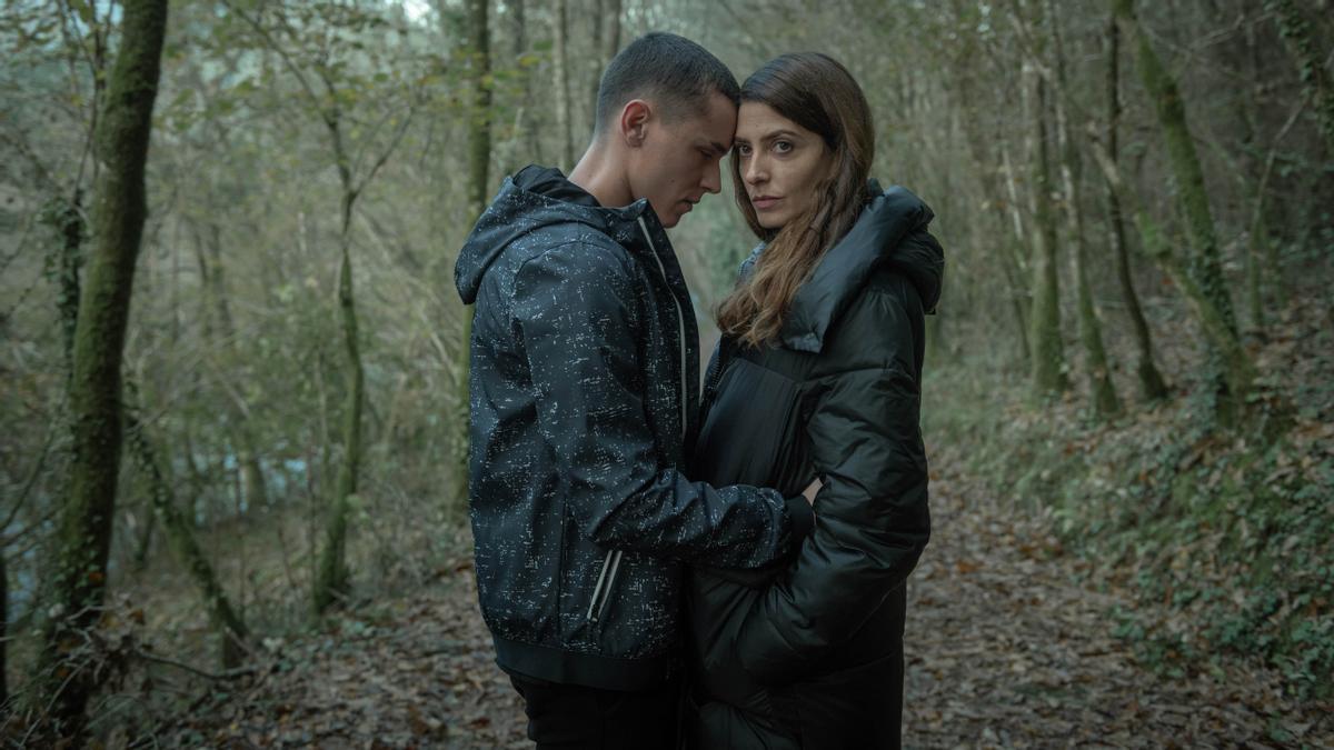 Arón Piper y Bárbara Lennie, en los bosques de 'El desorden que dejas'.