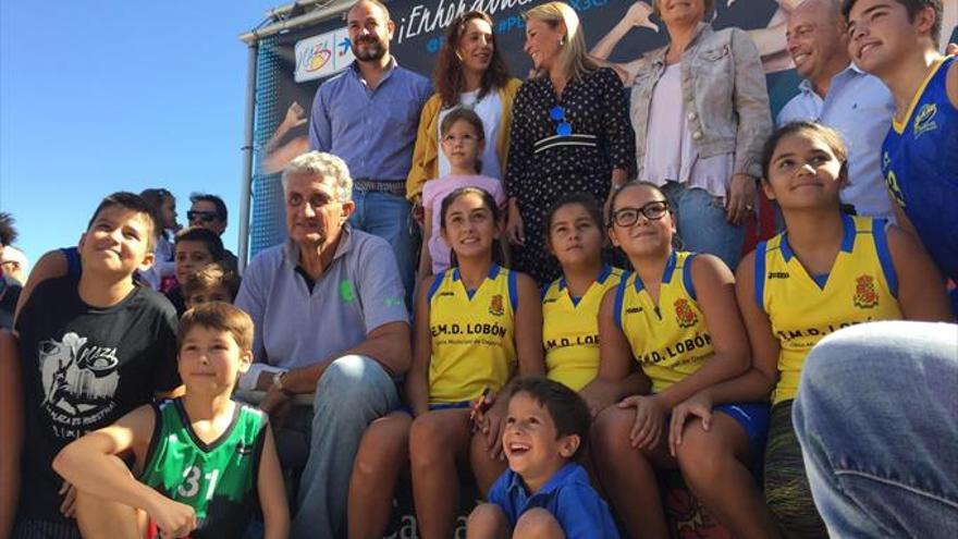 Locura por el basket en la plaza Mayor de Cáceres