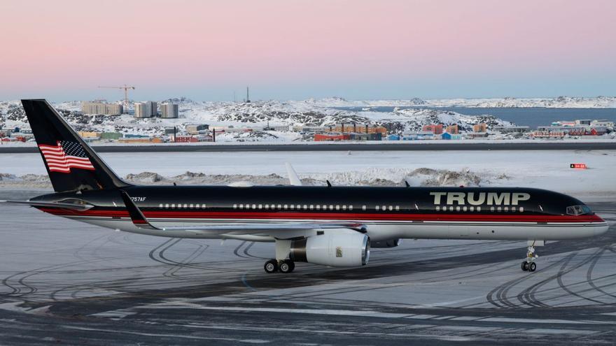 Un avió amb el nom de Trump, a Nuuk, capital de Groenlàndia. | EMIL STACH / AP