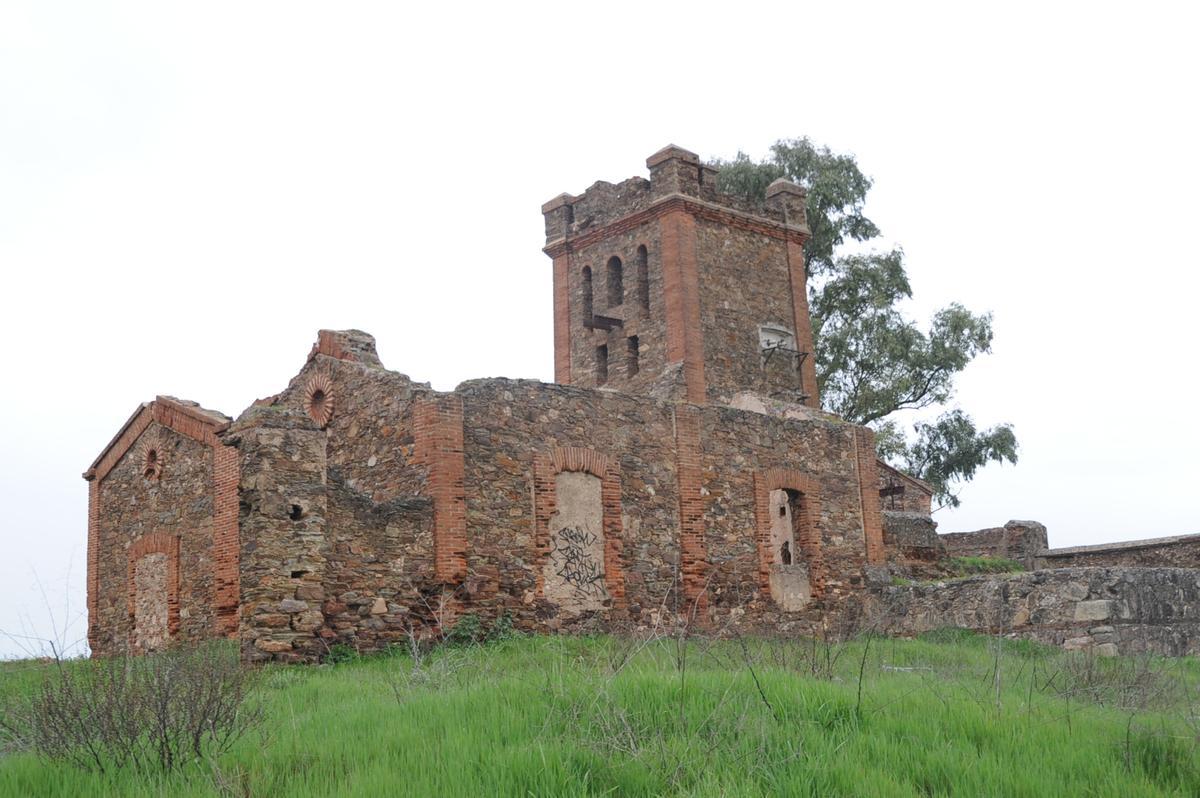 9. Mina San Salvador: Conocida como el ‘Torreón’, es una de las pocas minas que mantienen las viviendas de los mineros adosadas. De claro estilo victoriano inglés, data de 1881 y combina el ladrillo y la mampostería. La asociación AMAM lo incluye como uno de los edificios más característicos que deberían recuperarse.