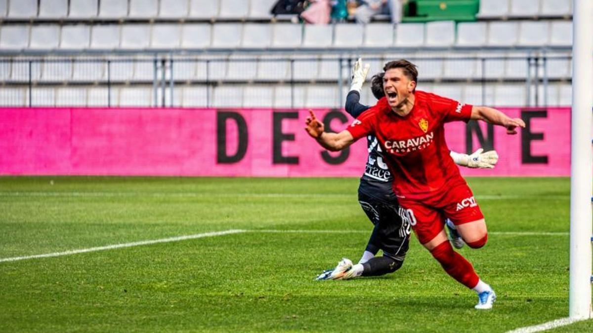 Guti celebra el primer gol del Real Zaragoza.