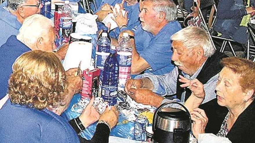 La cena de ‘pa i porta’ de Almassora logra juntar a cerca de 5.000 vecinos