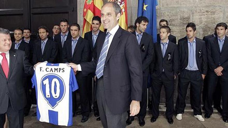 Valentín Botella entrega ayer una camiseta del Hércules a Francisco Camps, durante la recepción en el Palau de la Generalitat.