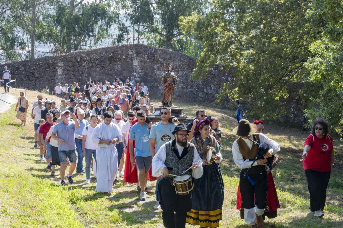 Subida da procesión do Santiaguiño en Padrón