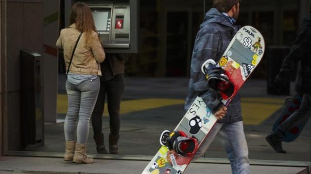 Una mujer usando el cajero automático de la sede del BPA
