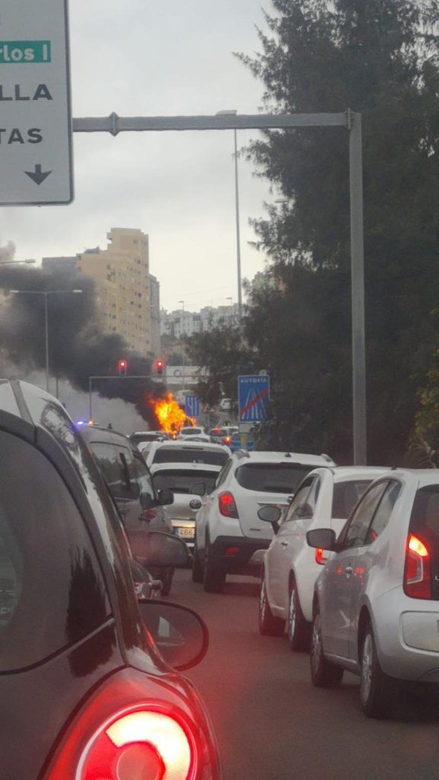 Una guagua de Global se incendia frente al Doctor Negrín