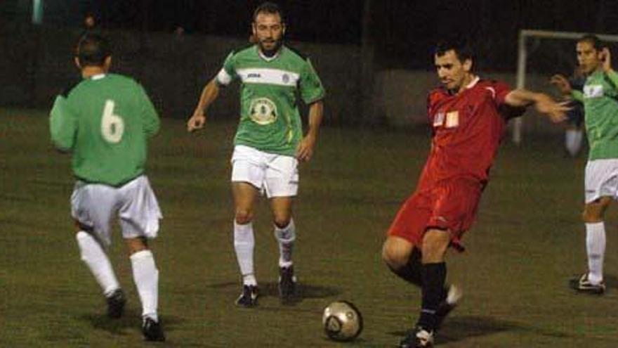 Imagen del encuentro de la categoría Preferente disputado el viernes por la noche entre el Vallinamar y Teror.  i  A. MARRERO