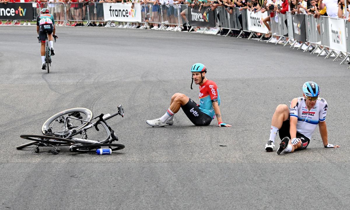 Nogaro (France), 04/07/2023.- Italian rider Jacopo Guarnieri (L) of team Lotto Dstny and Dutch rider Fabio Jakobsen of team Soudal-Quick Step sit on the street following a crash towards the end of the 4th stage of the Tour de France 2023, a 181,8km race from Dax to Nogaro, France, 04 July 2023. (Ciclismo, Francia) EFE/EPA/FRANCK FAUGERE / POOL
