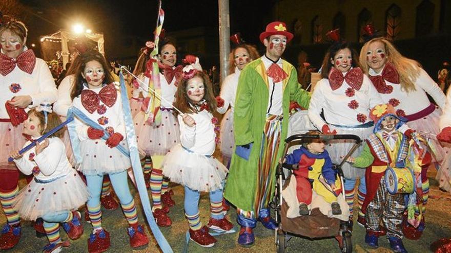 Cáceres luce en las calles su mayor desfile con más de mil participantes