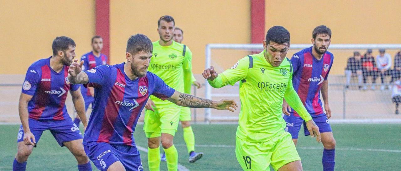 Enzo Cabrera controla el balón durante el partido disputado en Alzira. | CF INTERCITY