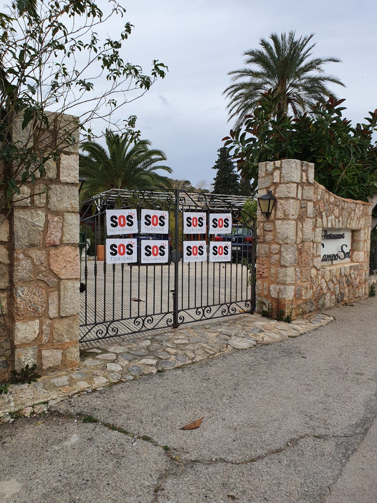 Arranca la campaña SOS Turismo: los hoteles y negocios turísticos de Mallorca ya lucen las pancartas con su lema