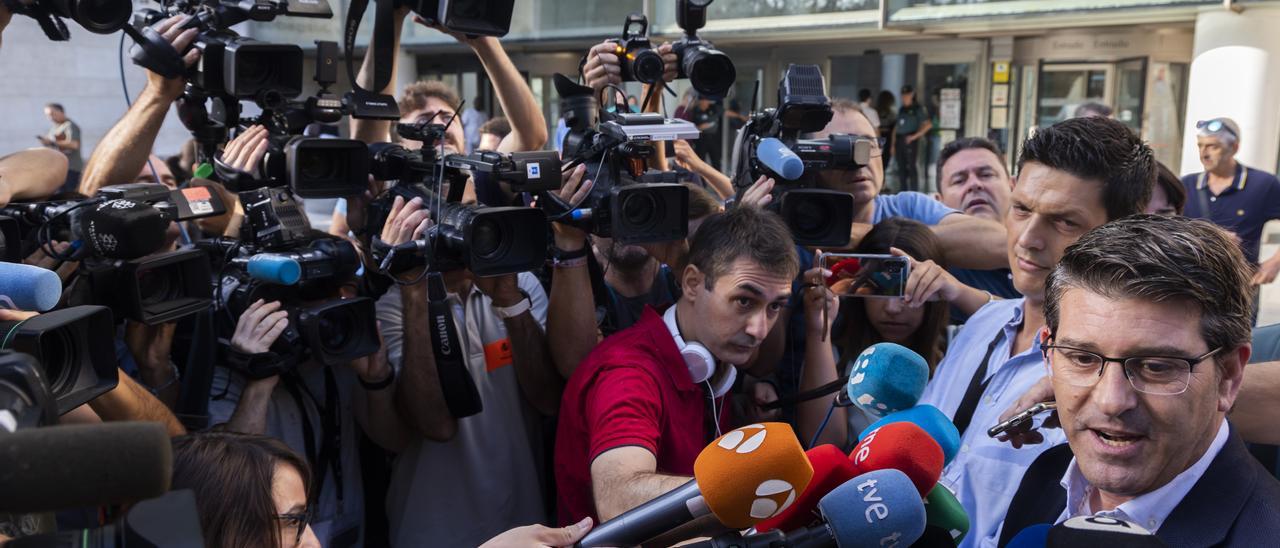 Jorge Rodríguez atiende a los periodistas el primer día del juicio del caso Alquería en el que resultó absuelto.