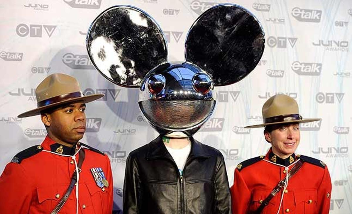 L’artista i ’dj’ canadenc conegut com a Deadmau5, al costat d’oficials de la Policia Muntada del Canadà, durant la 40a edició dels premis Juno, a Toronto (Canadà).