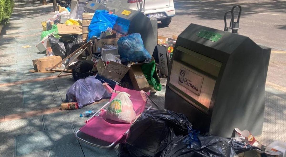 Basura acumulada en torno a unos contenedores ubicados en el centro de Marbella el pasado verano