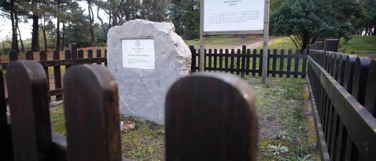 El monolito en memoria de las víctimas de la fosa del pinar de Salinas.