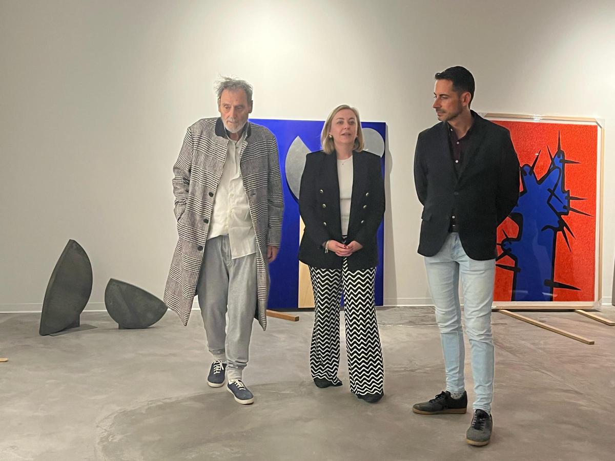 Miquel Navarro, Natàlia Enguix y Carlos Fernández Bielsa en una visita a la casa taller.