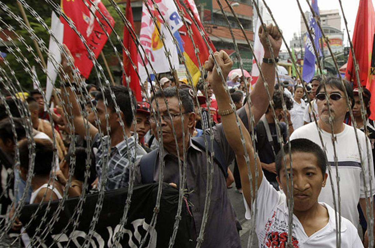 Barraquistes filipins protesten a les portes del Palau Presidencial, a Manila, contra les violacions de drets humans i la desocupació que pateixen a mans del Govern.