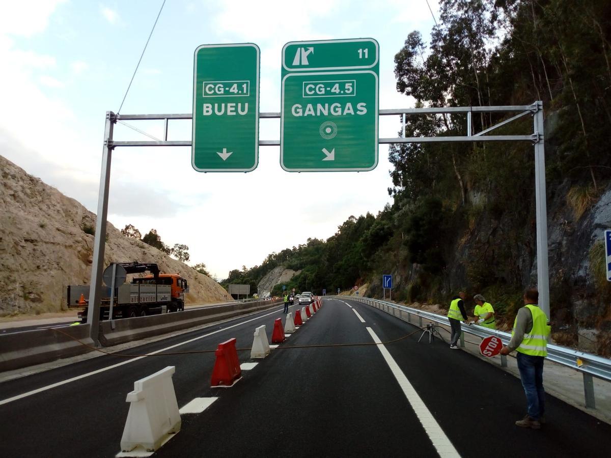 Cartel de Cangas en la autovía, que tendrá que ser cambiado
