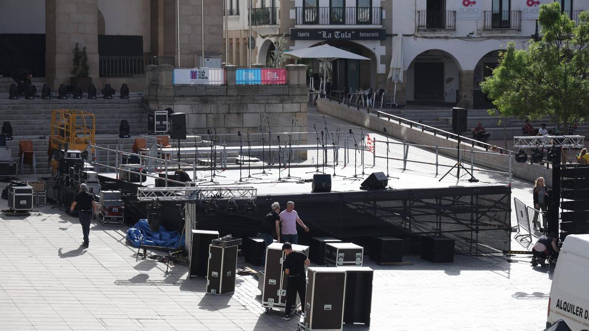 Galería | La plaza Mayor de Cáceres se transforma para el centenario del Gran Teatro