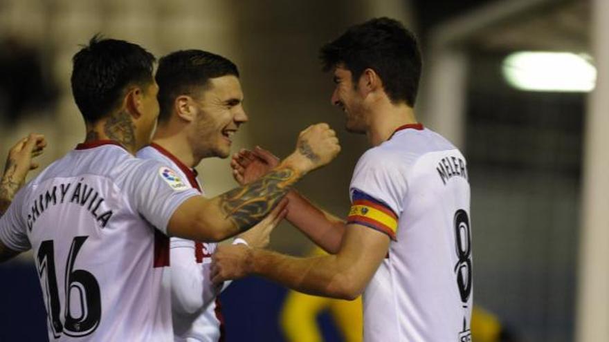 El Huesca refuerza el liderato al ganar con remontada al Lorca (2-3)