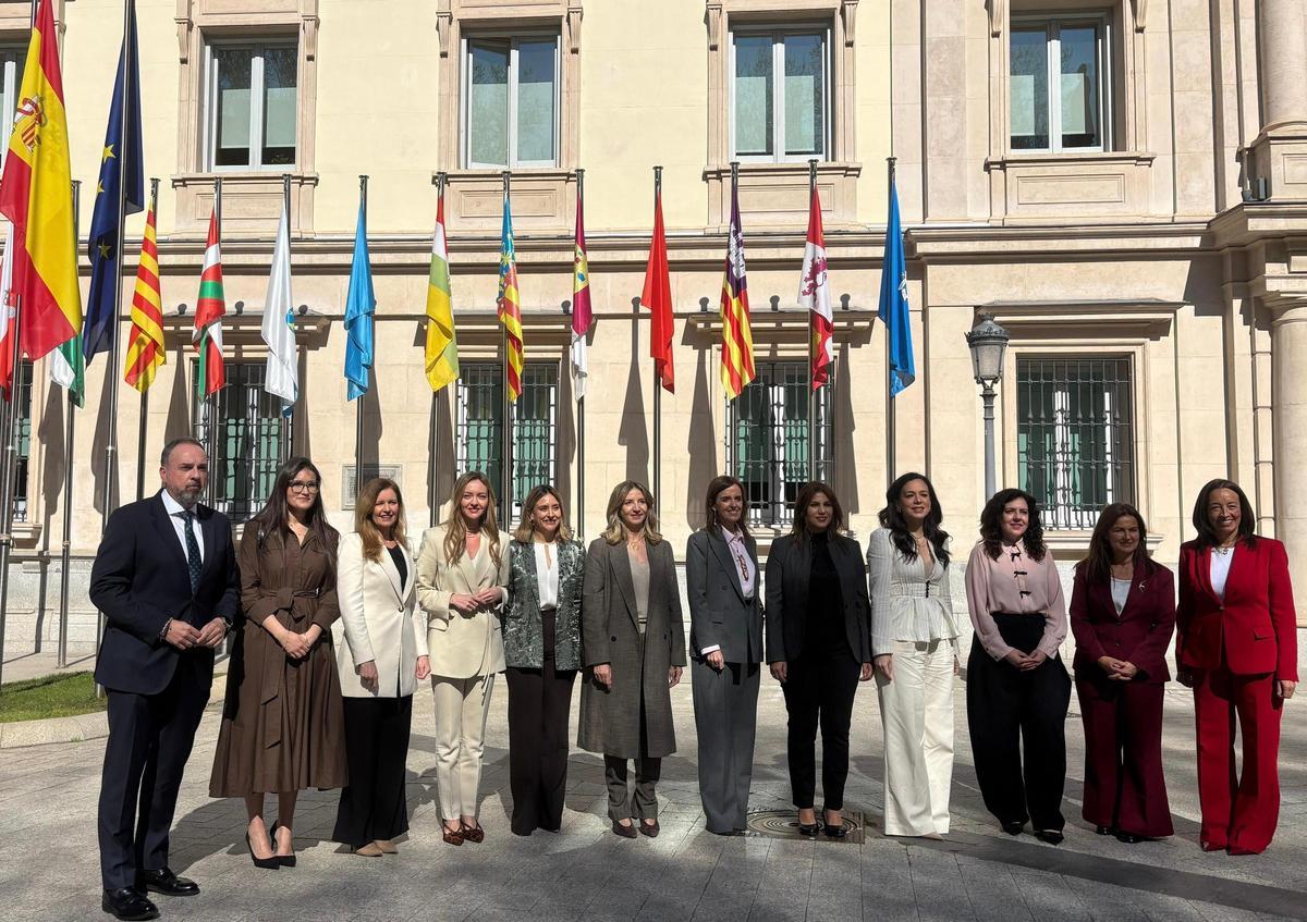 La consejera extremeña con sus homólogos de otras comunidades, esta mañana.