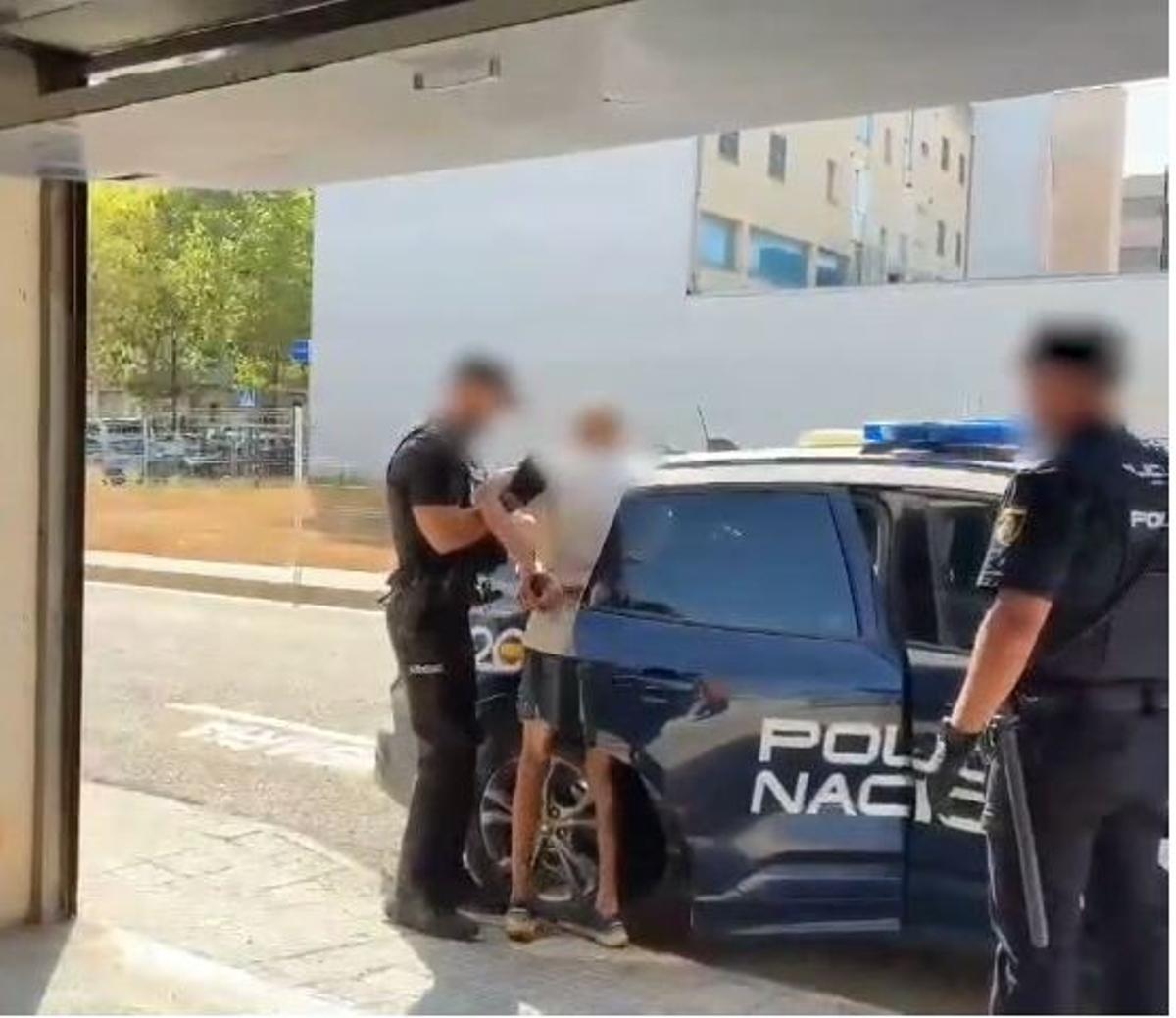 Agentes de la Policía Nacional detienen al presunto ladrón que robaba en los coches del aparcamiento comunitario de MAnacor.