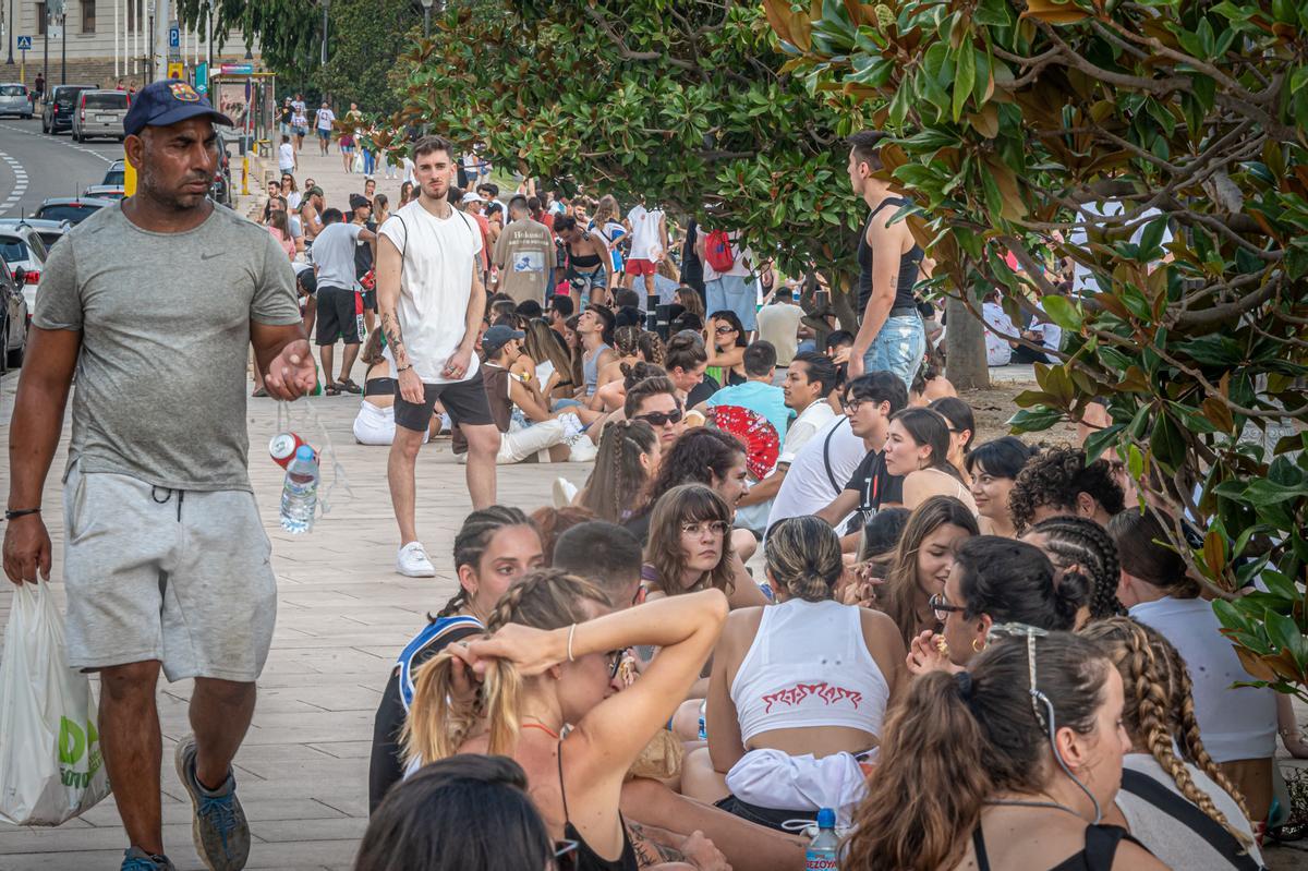 Ambiente en la cola antes del concierto de Rosalía