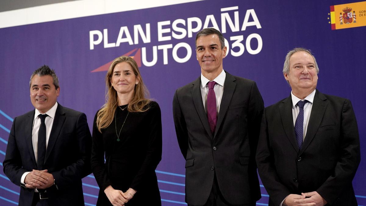El presidente del Gobierno, Pedro Sánchez, durante el acto de presentación del Plan España Auto 2030, junto a la vicepresidenta y ministra para la Transición Ecológica, Sara Aagesen; el ministro de Industria y Turismo, Jordi Hereu, y el presidente de Anfac, Josep Maria Recasens.