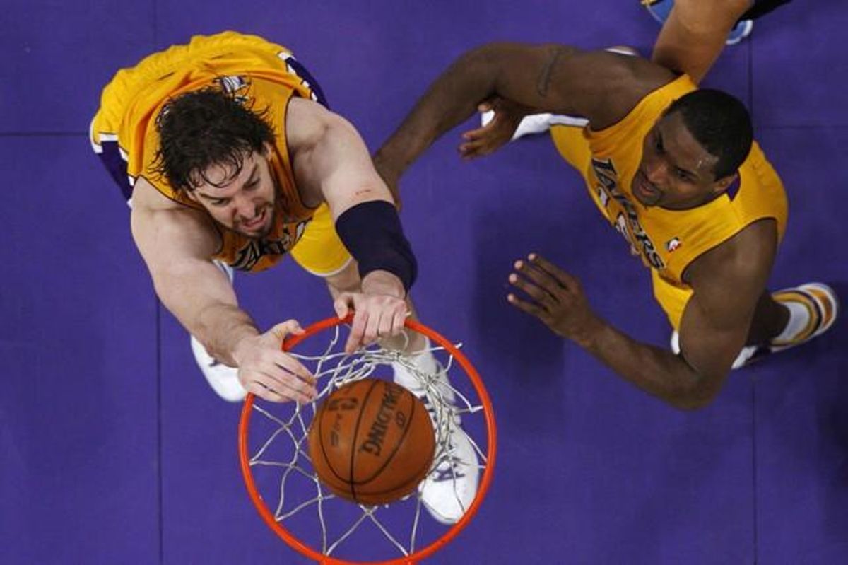 Pau Gasol anota davant Metta World Peace. Pau Gasol anota davant Metta World Peace.