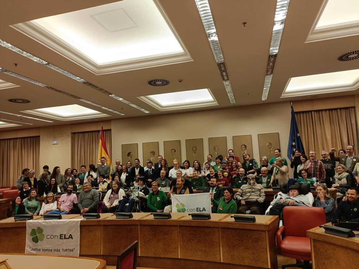 Fotografía de familia de representantes del colectivo de la ELA, en el Congreso de los Diputados.