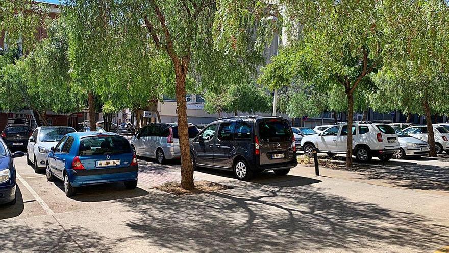 Vehicles estacionats a la plaça Josep Tarradellas, on s&#039;estaciona des del 2007.