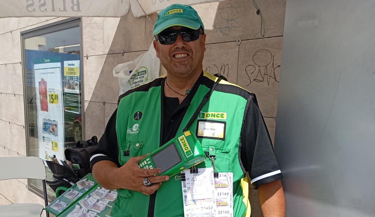 Juan Manuel Navarro Sánchez, vendedor de la Once en Puerto del Rosario.