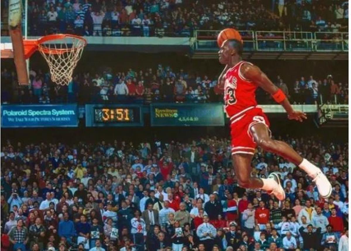 Icónica imagen de Michael Jordan con las 'air Jordan' de Nike.