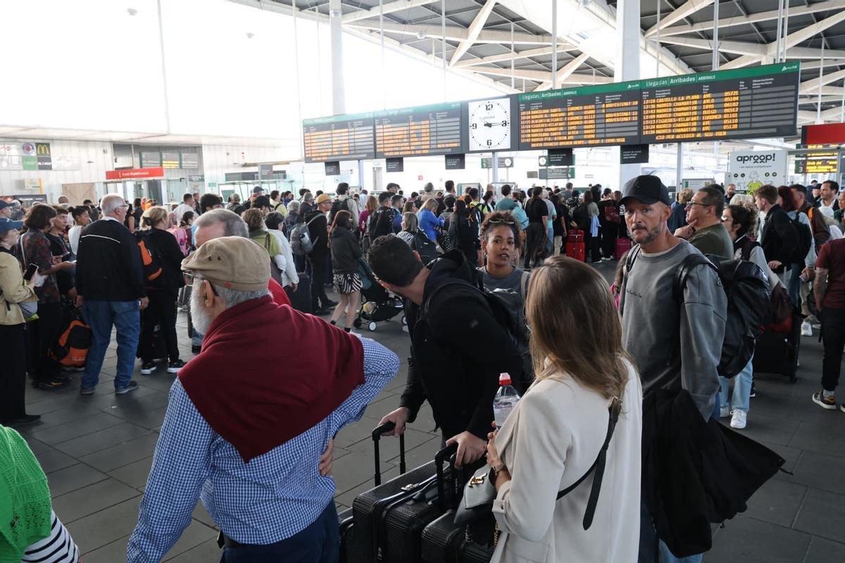 Retrasos en la estación Joaquín Sorolla de València tras el robo de cables.
